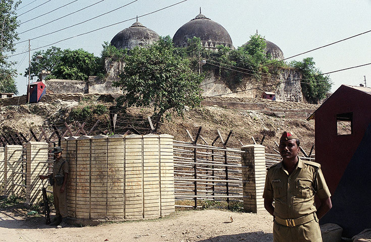 Ayodhya dispute: October 1990: Indian security forces guard the Babri mosque
