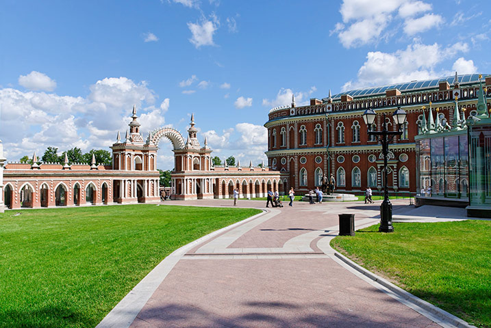 Moscow: Main gate in Grand Palace and building Tsaritsyno
