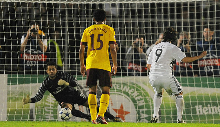 Champions League: Fabianski saves Cleo's penalty