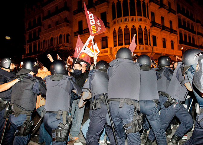 European strikes: Police force back protesters at the entrance to central post office, Spain