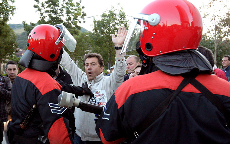 European strikes: Two Basque Regional policemen control a picket, Spain