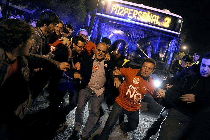 European strikes: Demonstrators try to prevent the departure of buses, Spain