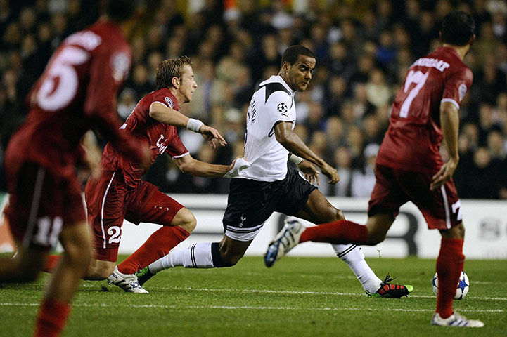 Weds Champions League: Tottenham Hotspur's Huddlestone challenges FC Twente's Janko