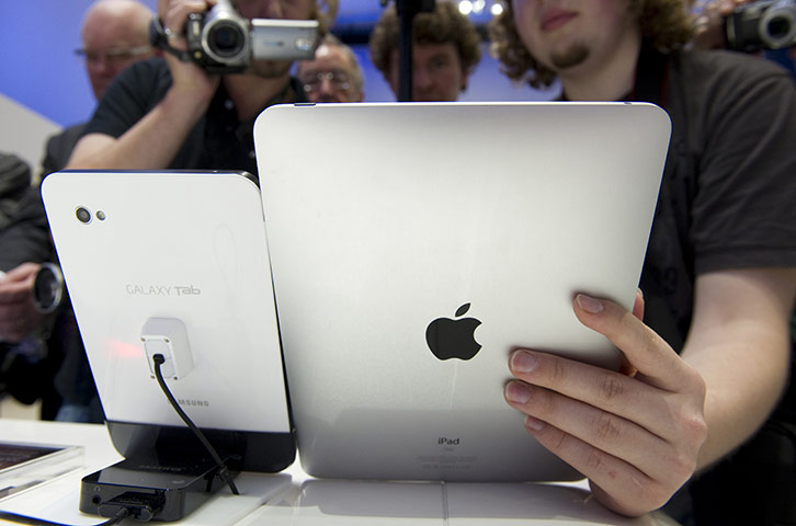 IFA Berlin: Samsung Galaxy Tab with the iPad at the IFA electronics fair in Berlin