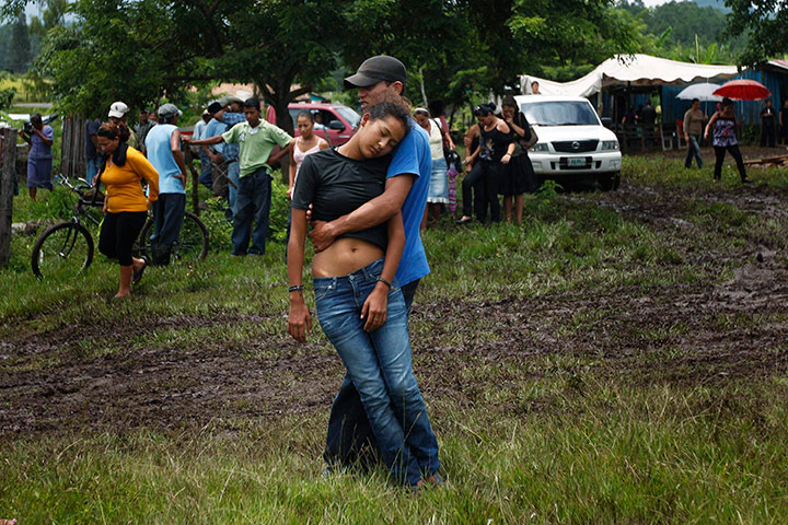 Mexico drug war: Isabel Carcamo faints during her father's funeral in El Guante