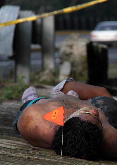 Mexico drug war update: Bodies of two dead men on the side of the Mexico-Cuernavaca highway