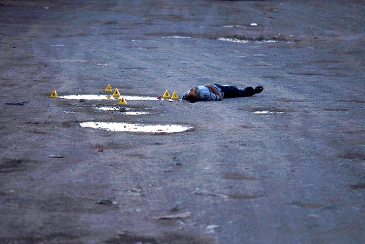 Mexico drug war update: Man lies dead on a street after being murdered in Ciudad Juarez, Mexico