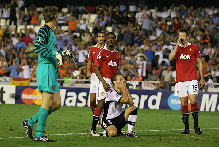 Champs League Wed: Edwin van der Saar gets accusing glances & Alberto Soldado rues his miss