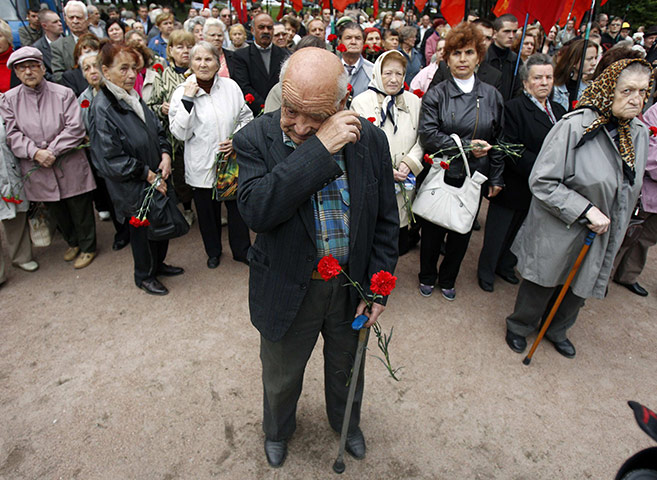 24 hours Thurs: An elderly man cries commemorating the Nazi massacre in Babiy Yar