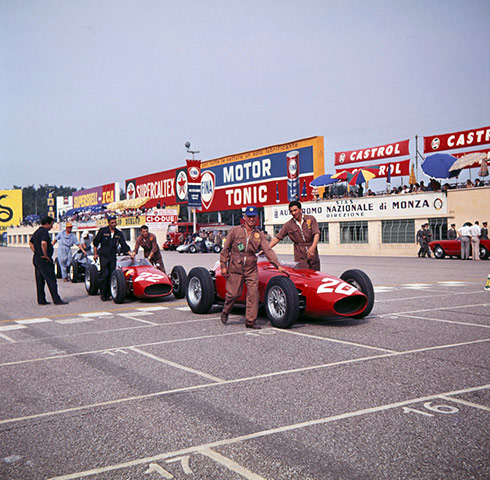 1960 Italian GP: Phil Hill’s car is pushed to the grid
