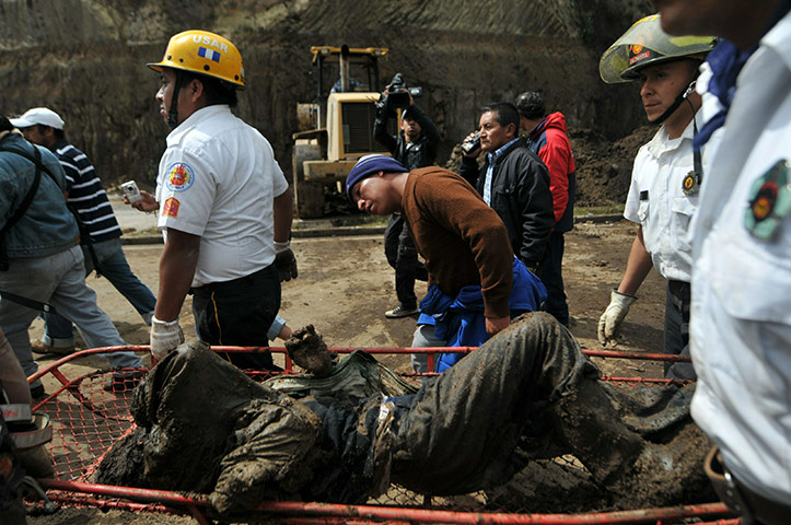 Guatemala Landslide: Rescuers dig out from the mud the corpse Guatemala