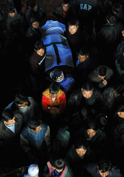 Guatemala Landslide: Relatives carry the coffin Guatemala