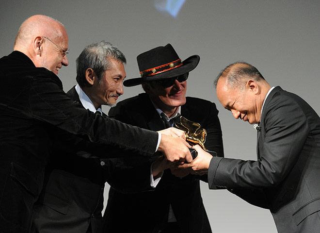 Venice Film Festival: Hong Kong film director John Woo (L) hol
