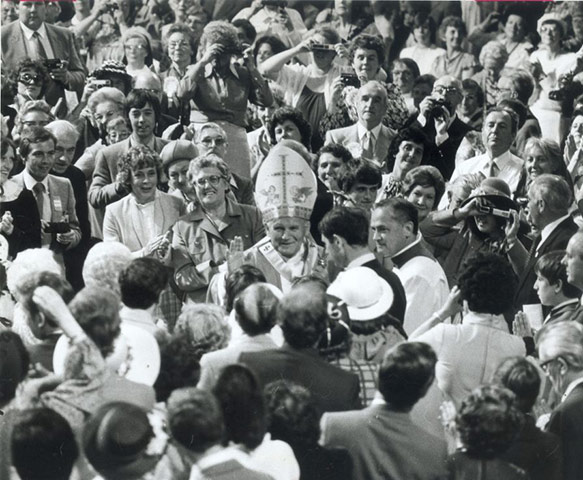 pope update: Pope John Paul II is greeted in Liverpool Metropolitan cathedral