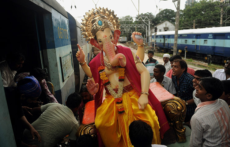24 hours: Indian people carry an idol of Hindu god Lord Ganesha