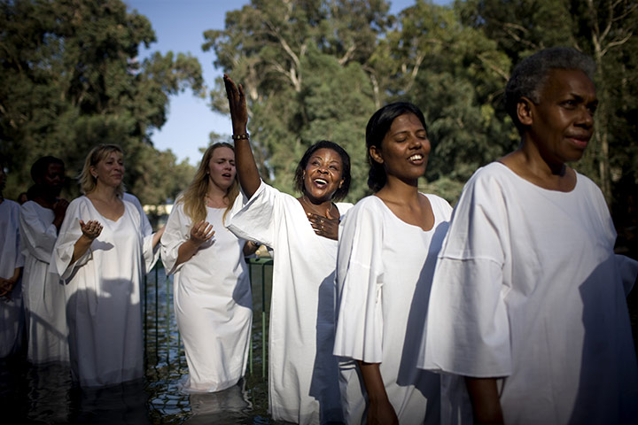 24 hours in pictures: mass baptism in the Jordan River