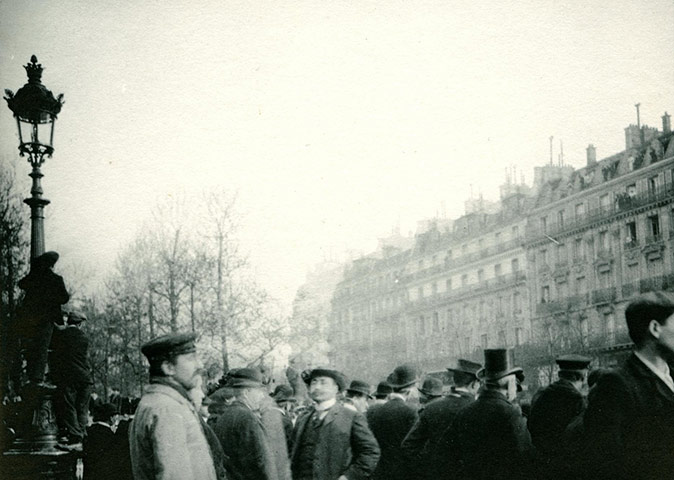 George Bernard Shaw: Crowd gathered to see Rodin's The Thinker in Paris in 1904