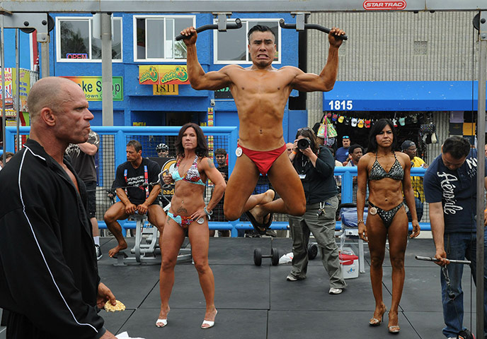 Muscle Beach California: Bodybuilders prepare before they compete