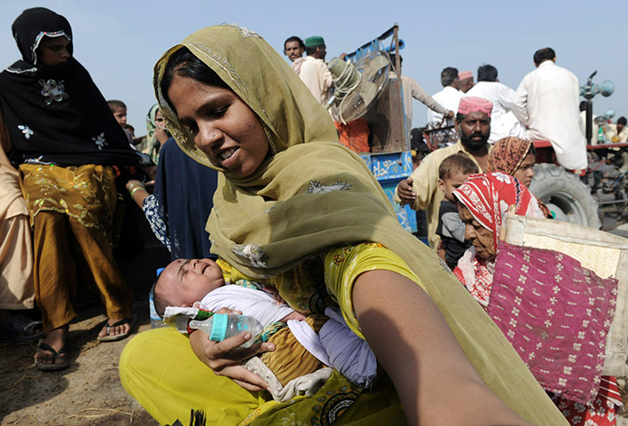 Pakistan Flooding Update: An internally displaced Pakistani woman returns to her home