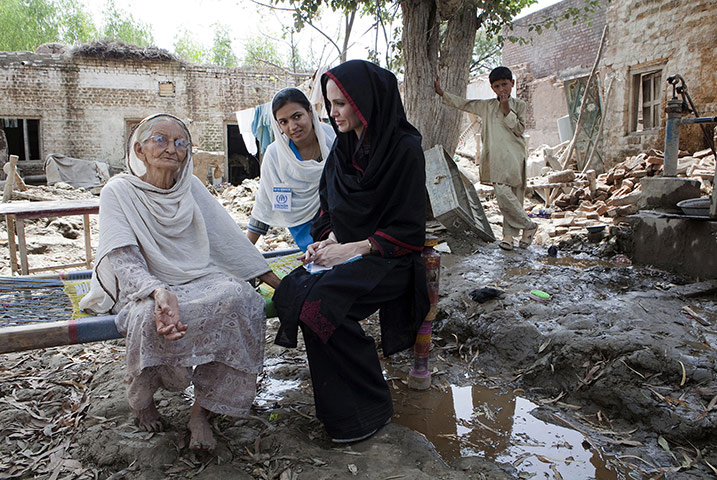 Pakistan Flooding Update: Angelina Jolie Meets Pakistan's Flood Victims in Pakistan