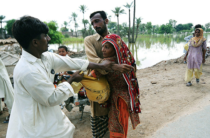 Pakistan Flooding Update: Displaced Pakistani residents fight over aid, after flooding