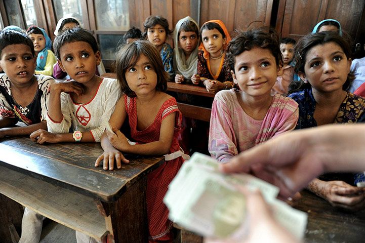 Eid Al-Fitr Festival: Internally displaced Pakistani children receive money for Eid al-Fitr
