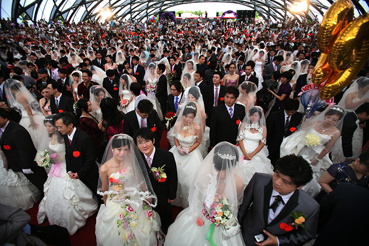 24 hours in pics: Newly married couples gather during a mass wedding  Taiwan