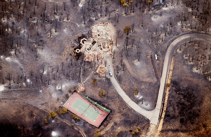 24 hours in pics: A home destroyed by a wildfire, Boulder, Colorado