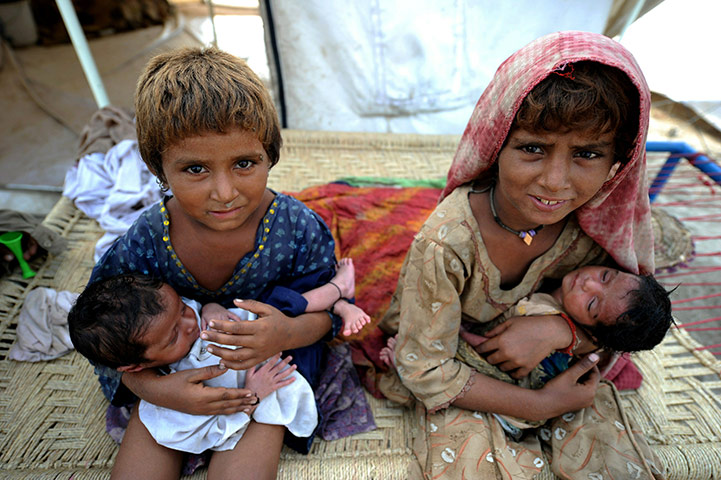 24 hours in pics: Internally displaced Pakistani children  at a camp in Sukkur
