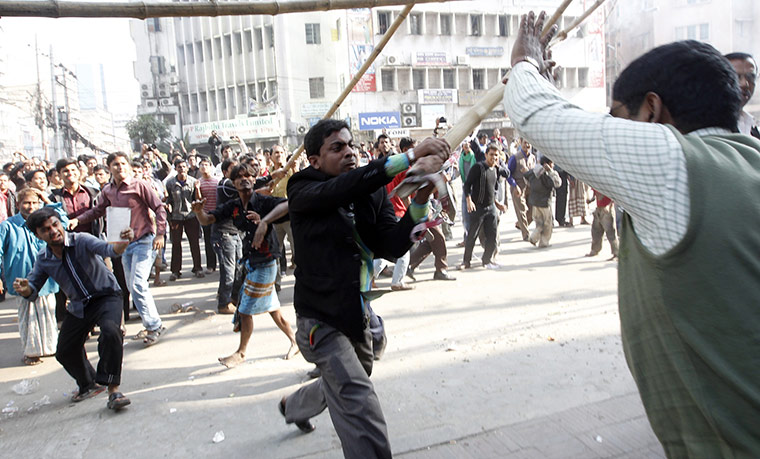 24 hours in pictures: Investors protest around Dhaka Stock Exchange 