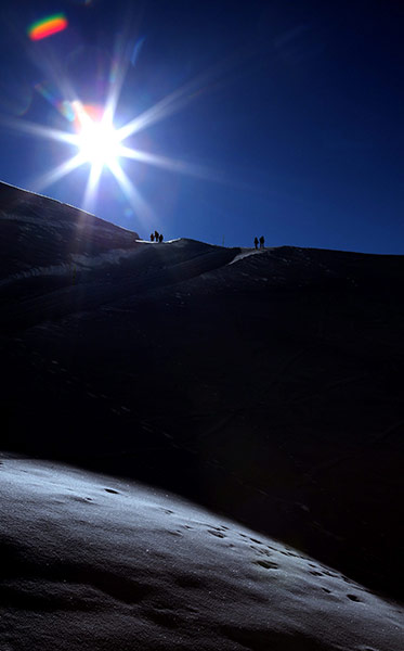 24 hours in pictures: Winter Hikers on Nebelhorn Path