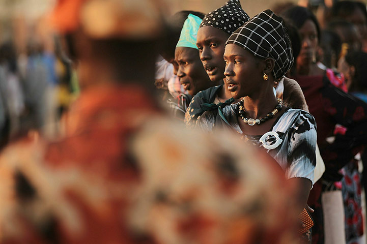 Southern Sudanisn: Sudanese line-up to vote 