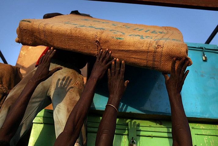 Southern Sudanisn: Southern Sudanese move their belongings
