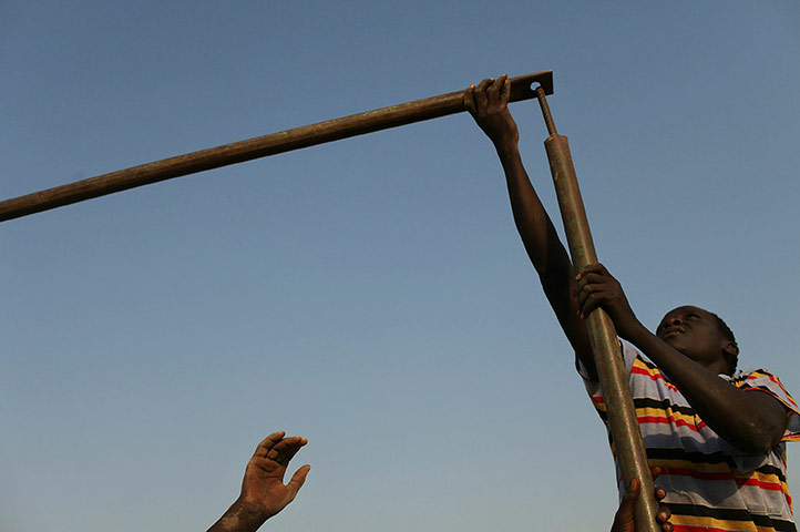 Southern Sudanisn: Sudanese work on the construction of a tent