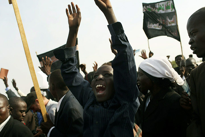 Southern Sudanisn: Sudanese celebrate at the end of the first day of voting