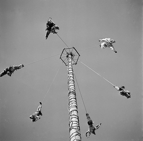 George Pickow: Flying Mexican voladores in bird costumes 