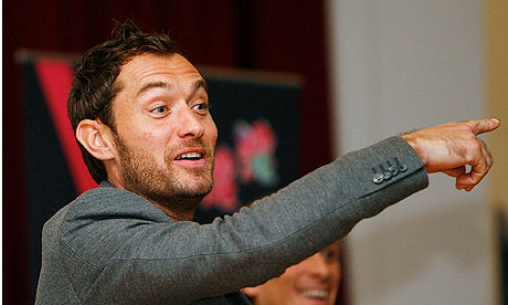 jude law 2011. Jude Law talks to students