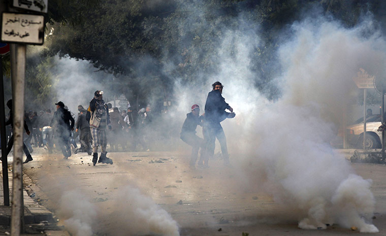 24 Hours: Demonstrators throw stones at police in Tunis