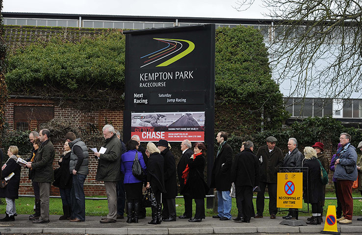 King George VI: Queues outside Kempton Park for the King George VI