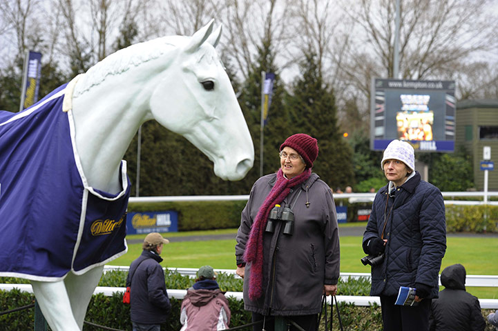 King George VI: Fans admire the statue of the 4-time winner Desert Orchid