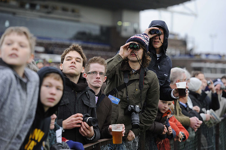 King George VI: Fans strain to the runners come into the home straight