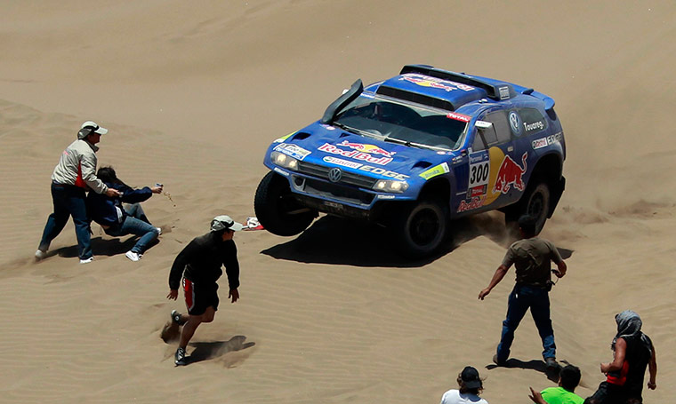 Dakar rally: Spectators run for cover