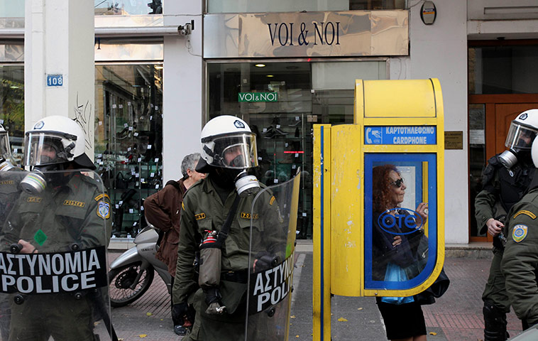 24 hours in pics: Greek riot police bar the route to pro-immigration demonstrators