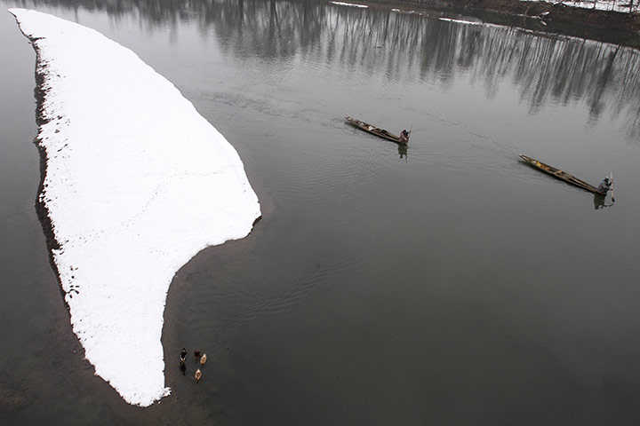 24 hours in pictures : Kashmiri fishermen