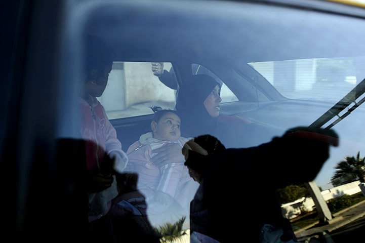 24 hours in pictures : roadblock in Tunis