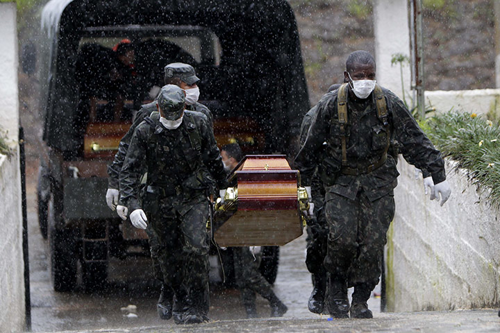 Felipe Dana in Brazil: Soldiers wearing face masks to prevent infections carry a coffin