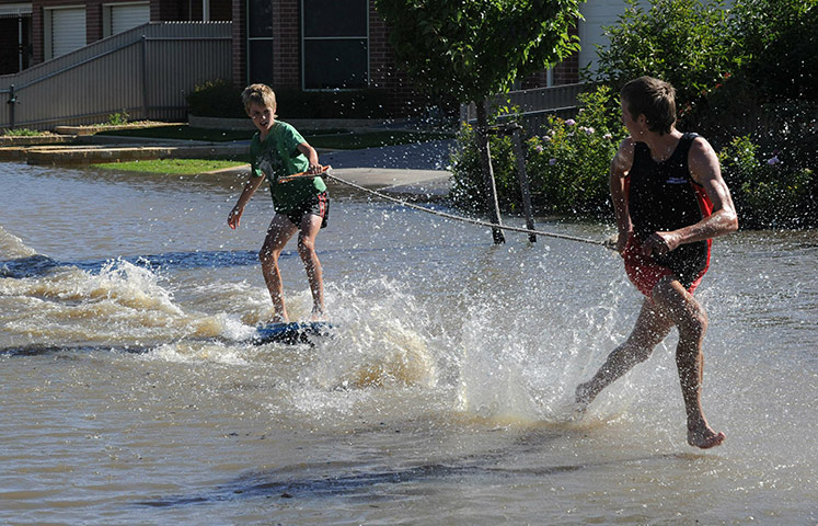 Victoria flood: Surfing rising flood waters in the Victorian town of Horsham