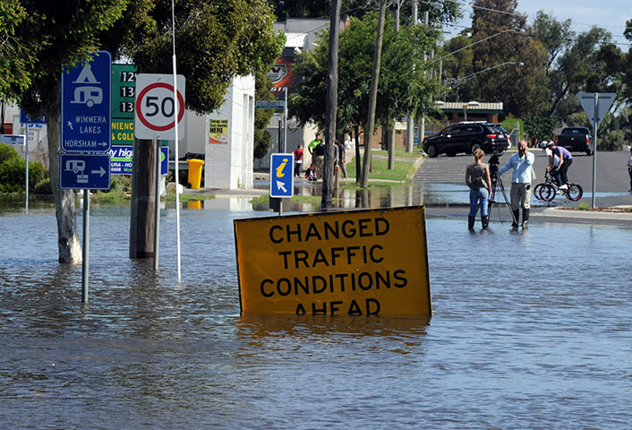 Victoria flood: Rising flood waters start to engulf roads in the Victorian town of Horsham