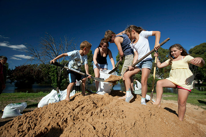 Victoria flood: Volunteers pack sandbags to proctect property near Wimmera River,  Horsham