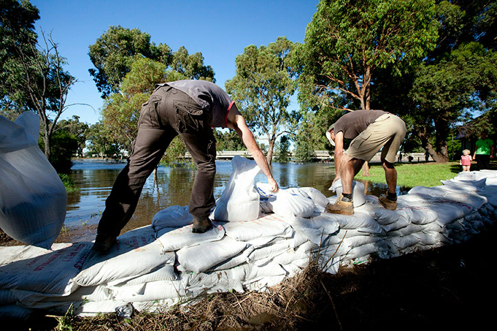 Victoria flood: Volunteers pack sandbags to protect property near Wimmera River in Horsham